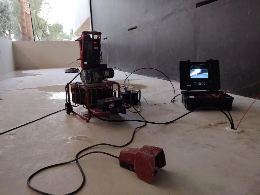 Reparación real de una fuga en piscina realizada por el equipo de FugasFix