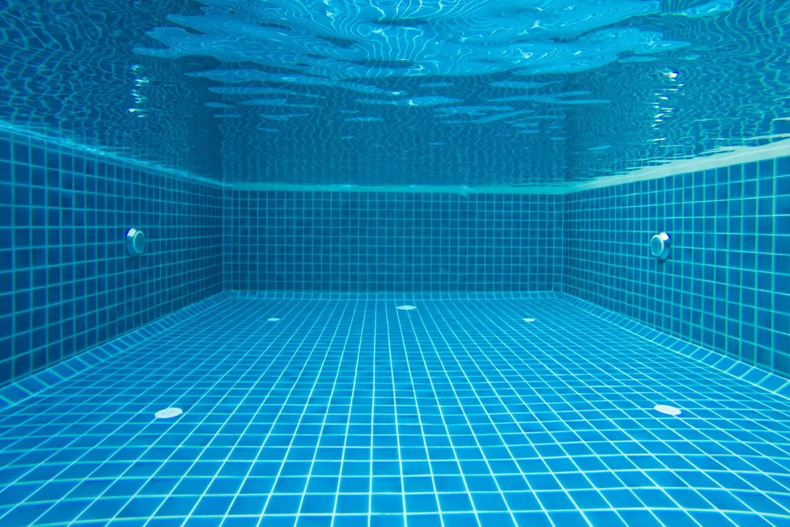Vista subacuática de una piscina en perfecto estado, sin fugas